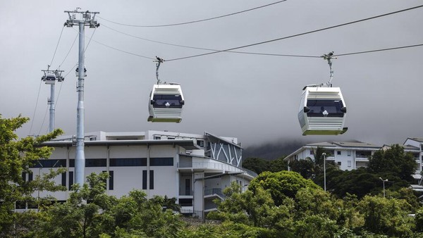 Kabin kereta gantung pertama pulau itu, di Saint-Denis de la Reunion, di pulau La Reunion, Samudra Hindia Prancis. Kereta gantung perkotaan beroperasi sejak 15 Maret 2022 dan melayani lima stasiun yang tersebar melalui rute 2,7 km dan akan mampu mengangkut hingga 6.000 penumpang per hari. Kabin kereta gantung pertama pulau itu, di Saint-Denis de la Reunion, di pulau La Reunion, Samudra Hindia Prancis. Kereta gantung perkotaan beroperasi sejak 15 Maret 2022 dan melayani lima stasiun yang tersebar melalui rute 2,7 km dan akan mampu mengangkut hingga 6.000 penumpang per hari.