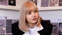 Lisa tampak antusias mendengarkan penjelasan JC Babin soal perhiasan-perhiasan tersebut. (Foto: dok. Instagram @jc.babin) 