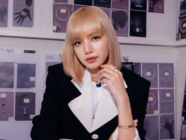 Momen Lisa BLACKPINK Coba Perhiasan Mewah di Roma