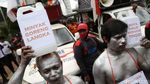 Minyak Goreng Mahal, Manusia Silver Protes di Depan Kantor Mendag