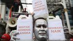 Minyak Goreng Mahal, Manusia Silver Protes di Depan Kantor Mendag