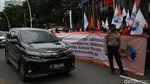 Minyak Goreng Mahal, Manusia Silver Protes di Depan Kantor Mendag