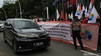 Dalam aksi massa membawa isu utama yakni protes penerapan harga minyak goreng kemasan yang sesuai mekanisme pasar.   