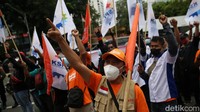 Pengunjukrasa meneriakkan yel-yel selama menyampaikan aspirasinya
