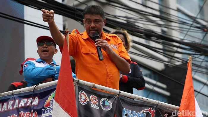 Sejumlah buruh bersama elemen petani berunjuk rasa di depan Kantor Kementerian Perdagangan (Kemendag), Jakarta Pusat, Selasa (22/3/2022). Aksi ini terkait harga minyak goreng yang mahal.