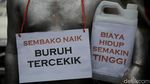 Minyak Goreng Mahal, Manusia Silver Protes di Depan Kantor Mendag