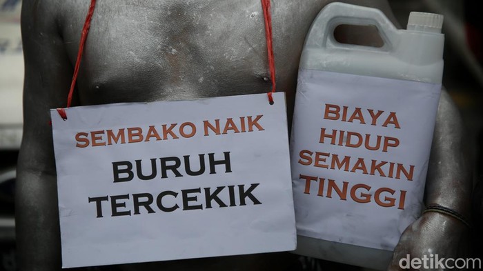 Sejumlah buruh bersama elemen petani berunjuk rasa di depan Kantor Kementerian Perdagangan (Kemendag), Jakarta Pusat, Selasa (22/3/2022). Aksi ini terkait harga minyak goreng yang mahal.
