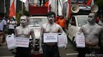 Minyak Goreng Mahal, Manusia Silver Protes di Depan Kantor Mendag