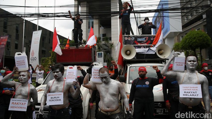 Manusia Silver Geruduk Kantor Mendag Protes Harga Minyak Goreng Sejumlah buruh bersama elemen petani berunjuk rasa di depan Kantor Kementerian Perdagangan (Kemendag), Jakarta Pusat, Selasa (22/3/2022). Aksi ini terkait harga minyak goreng yang mahal.