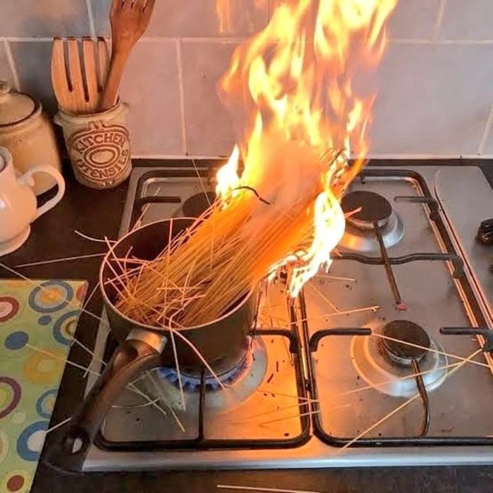 7 Momen Masak Spaghetti yang Gagal Ini Bikin Tepuk Jidat