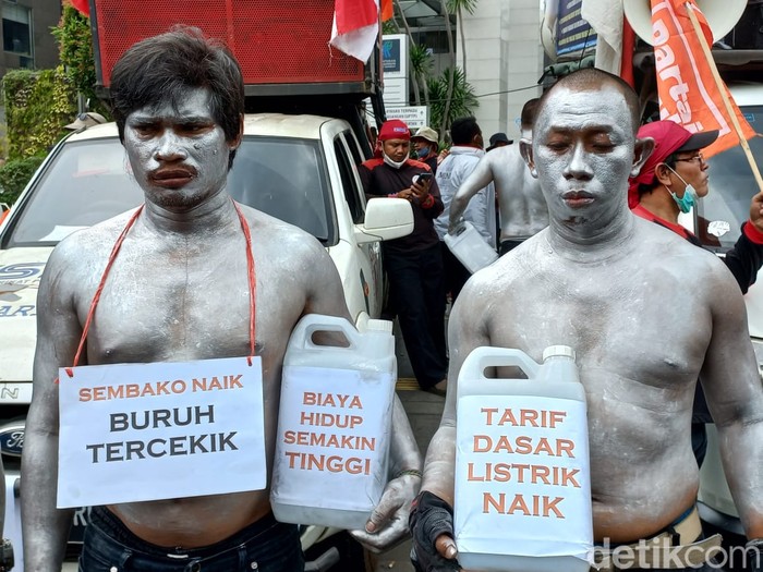 Massa buruh dan petani menggelar demonstrasi di gedung Kemendag. Massa menuntut pemerintah untuk menurunkan harga minyak goreng dan bahan pokok lainnya. (Anggi M/detikcom)