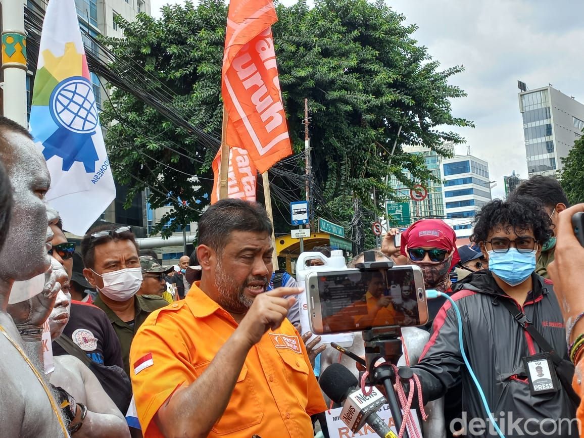Massa buruh dan petani menggelar demonstrasi di gedung Kemendag. Massa menuntut pemerintah untuk menurunkan harga minyak goreng dan bahan pokok lainnya. (Anggi M/detikcom)