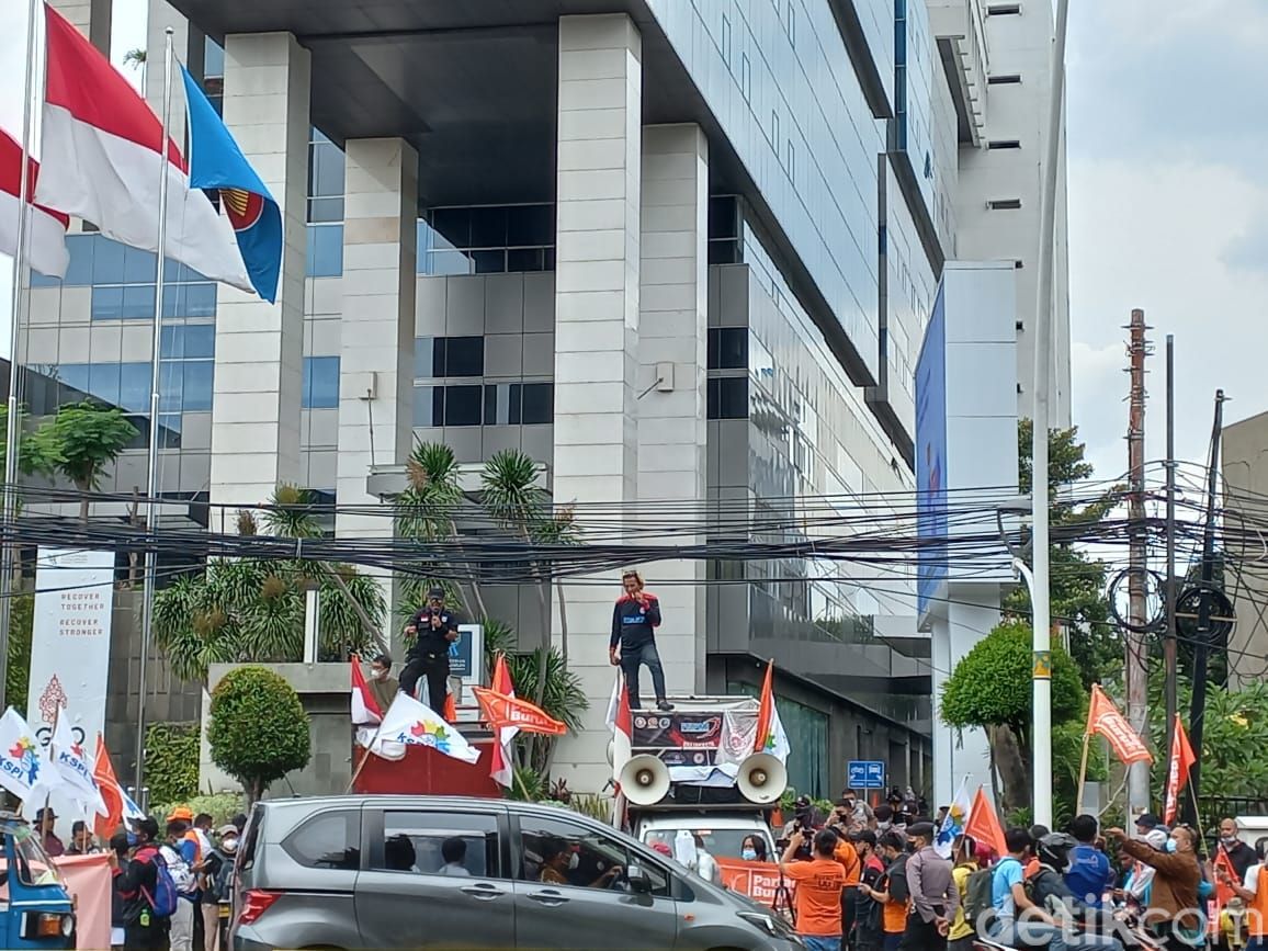Massa buruh dan petani menggelar demonstrasi di gedung Kemendag. Massa menuntut pemerintah untuk menurunkan harga minyak goreng dan bahan pokok lainnya. (Anggi M/detikcom)