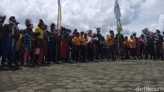 Massa Mimika Barat Bersatu dari lima Distrik di Mimika Barat mendatangi kantor Bupati Mimika, Provinsi Papua