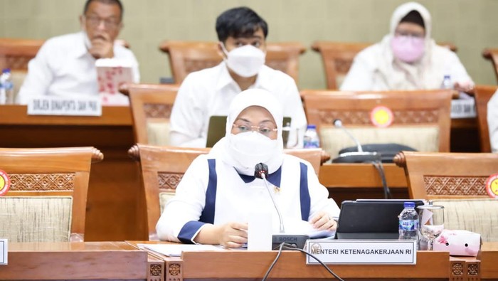 Menaker Ida Fauziyah saat rapat di DPR.