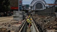 Tampak di depan Stasiun Jakarta Kota juga ada beberapa jalan yang diperbaiki.
