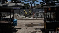 Para pedagang kaki lima juga harus lebih mencari tempat untuk berdagang. Karena sepanjang jalan di kawasan itu ditutupi pagar pengerjaan.