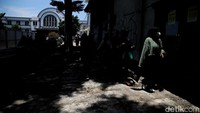 Bagi warga yang ingin mengunjungi Kota Tua Jakarta harus lebih bersabar karena jalan menjadi sempit akibat perbaikan pedestrian.