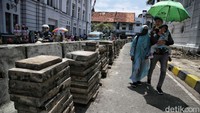 Sejumlah pekerja mengerjakan proyek revitalisasi sarana dan prasarana Kota Tua, Jakarta Barat, Minggu (20/3). Revitalisasi ini mengerjakan pedestrian pejalan kaki tempat wisata Kota Tua.  
