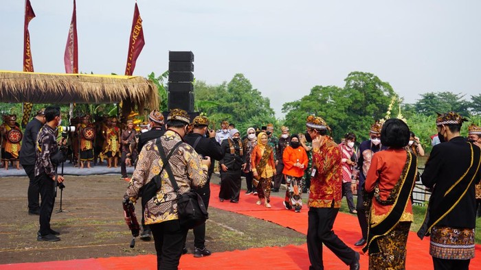 Pemkot Mojokerto kembali menggelar Mojotirto Festival untuk memperingati Hari Air Sedunia. Festival yang berlangsung meriah ini diharapkan mampu membangkitkan perekonomian masyarakat yang terdampak pandemi COVID-19.