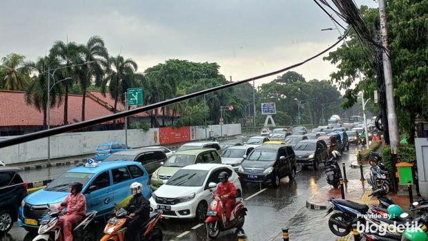 Meski hujan mengguyur, massa masih bertahan demonstrasi di Kemendag meski hujan mengguyur untuk menyuarakan protes atas naiknya harga minyak goreng. (Anggi M/detikcom)