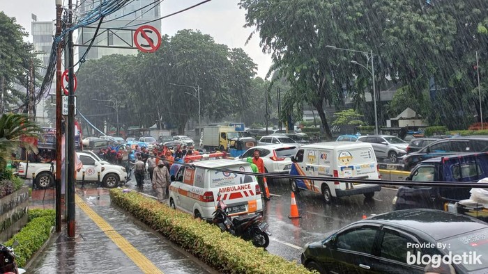 Meski hujan mengguyur, massa masih bertahan demonstrasi di Kemendag meski hujan mengguyur untuk menyuarakan protes atas naiknya harga minyak goreng. (Anggi M/detikcom)