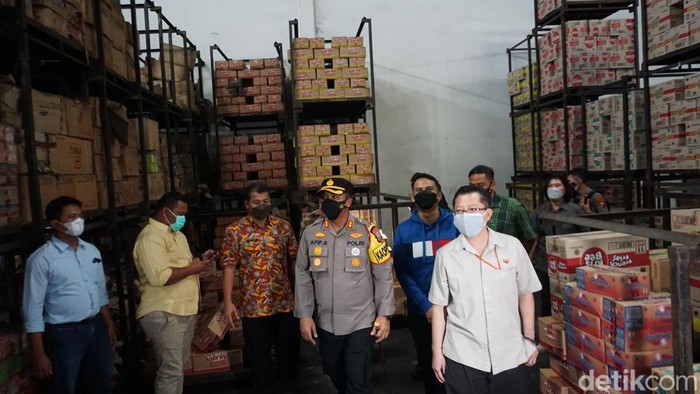 Hingga sepekan setelah Kementerian Perdagangan menetapkan harga eceran tertinggi (HET), minyak goreng curah di Kabupaten Mojokerto masih mahal. Belum normalnya pasokan sampai tingkat pedagang eceran, disinyalir menjadi penyebabnya.
