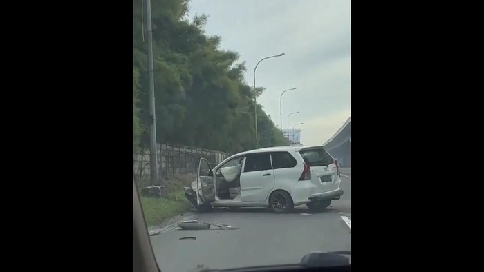 Mobil kecelakaan di exit Tol Cikarang Barat, Selasa (22/3/2022).