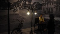 Pengunjung melihat tampilan suasana Jalan Kramat tempo dulu di Museum Sumpah Pemuda, Kramat, Jakarta.