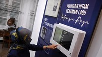 Pengunjung mendengarkan rekaman lagu Indonesia Raya dalam format digital di Museum Sumpah Pemuda Jakarta.