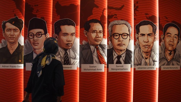 MUSEUM SUMPAH PEMUDA KEMBALI DIBUKA Petugas museum menunjukkan buku sejarah terbentuknya Sumpah Pemuda yang telah diarsipkan ke dalam format digital di Museum Sumpah Pemuda, Kramat, Jakarta, Selasa (22/3/2022). Museum Sumpah Pemuda kembali dibuka pascarevitalisasi dengan menampilkan sejumlah perubahan dalam format penyajian informasi menjadi lebih interaktif ke dalam bentuk teknologi digital guna menarik perhatian pengunjung khususnya kaum milenial. ANTARA FOTO/Indrianto Eko Suwarso/tom.