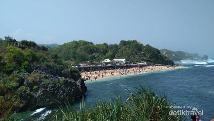 Pantai Slili di Gunungkidul memiliki pasir putih dengan laut yang berwarna kebiruan. Traveler sudah pernah berkunjung ke pantai ini?