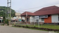 Untungnya, Kantor Pos Indonesia masih kokoh di era peninggalan Belanda dan masih terpakai hingga kini.(Ferdi Almunanda/detikcom)