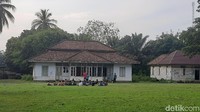 Di kawasan itu juga terdapat bangunan kantor polisi dan rumah dinas. Akan tetapi bangunan itu sudah tidak terawat lagi dan tak digunakan kembali. (Ferdi Almunanda/detikcom)
