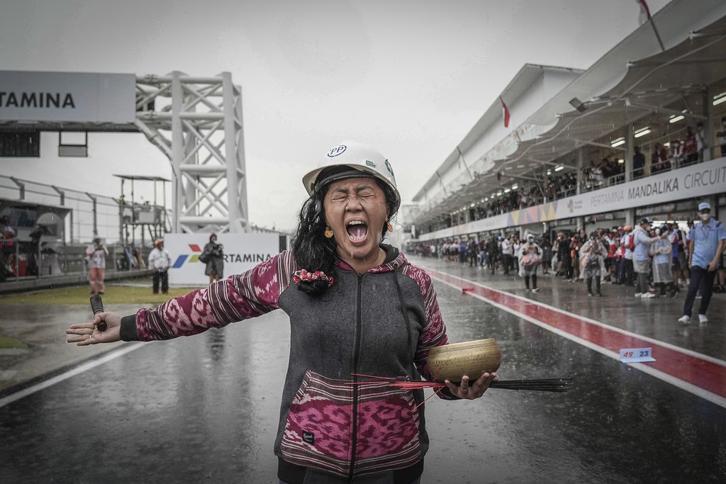 Pawang hujan Raden Roro Istiati Wulandari alias Rara di MotoGP Mandalika.