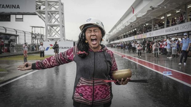 Pawang hujan Raden Roro Istiati Wulandari alias Rara di MotoGP Mandalika.
