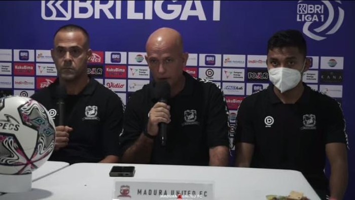 Pelatih Fabio Lefundes (kanan)