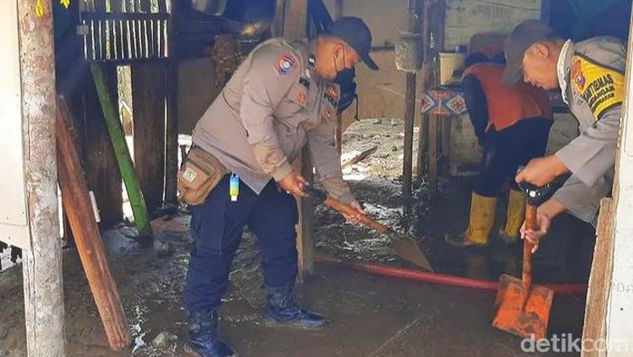 Pembersihan lumpur banjir di rumah warga