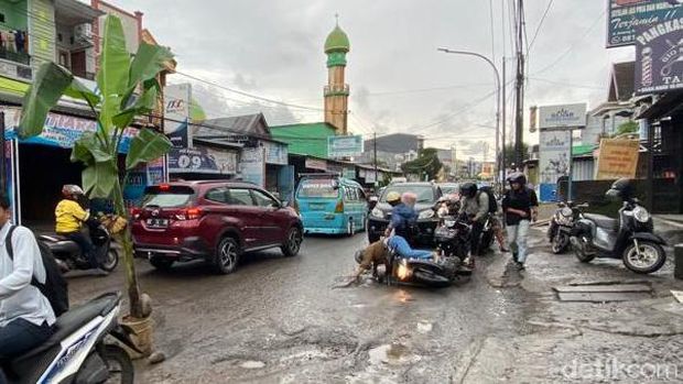 Pemotor terjatuh saat melintas di Jalan Antang Raya, Makassar.