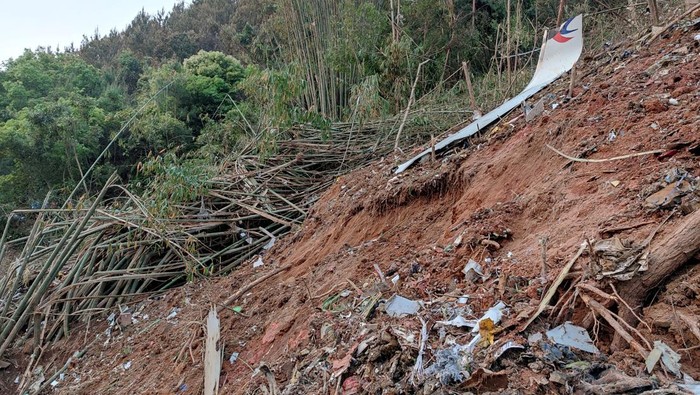 Penampakan Boeing 737-800 yang Hancur Setelah Jatuh di Pegunungan China