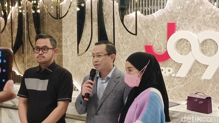 Pengacara Juragan 99 berbicara di depan awak media (Karin Nur Secha/detikcom)