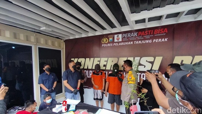 Kapolrestabes Surabaya, AKBP Anton Elfrino Trisanto menanyakan alasan 2 pelaku memakai ganja.