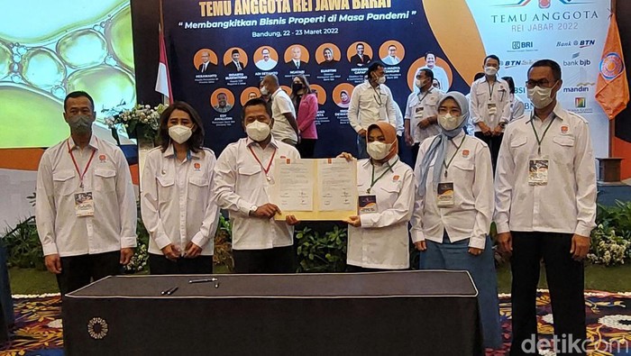 Pengukuhan Komisariat REI Jabar digelar di Trans Hotel, Kota Bandung, Selasa (22/3). Acara dihadiri langsung oleh Ketua DPD REI Jawa Barat Joko Suranto.