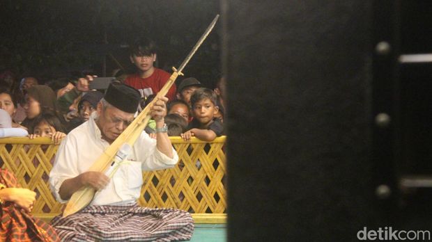 Pertunjukan pakkacabing, di Polewali Mandar, Sulbar.