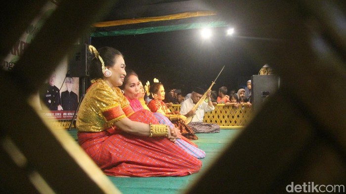 Pertunjukan pakkacabing, di Polewali Mandar, Sulbar.