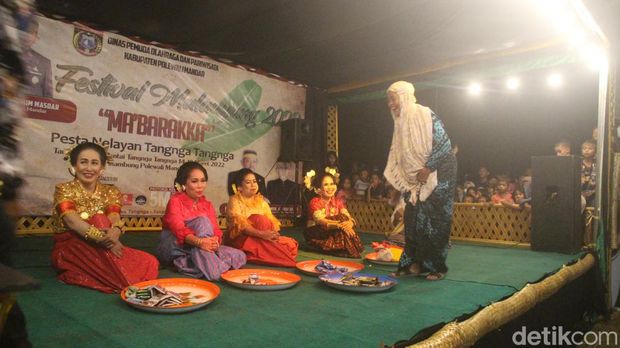 Pertunjukan pakkacabing, di Polewali Mandar, Sulbar.