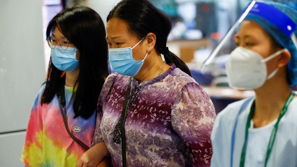 Pesawat Boeing Jatuh di China, Keluarga Korban Berdatangan ke Bandara