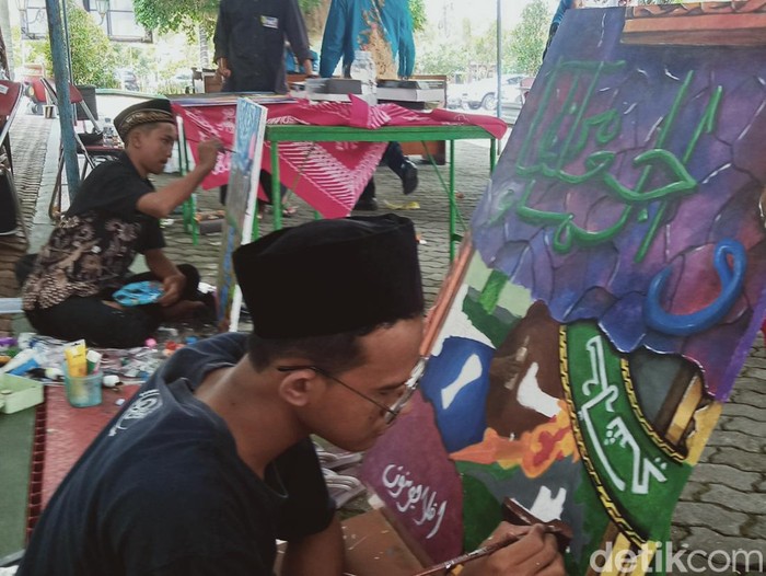 Peserta lomba khot kaligrafi kontemporer MTQ Klaten ke-29, Selasa (22/3/2022).