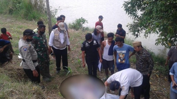 Petugas mengevakuasi mayat tanpa identitas di Pemalang, Selasa (22/3/2022).