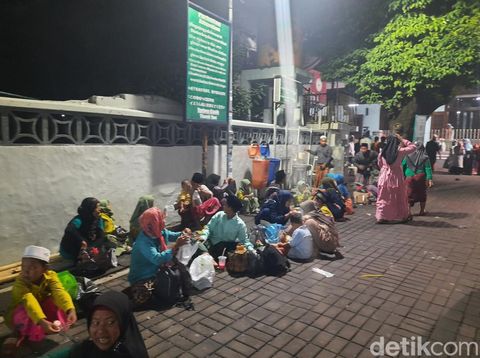 Peziarah di Makam Sunan Ampel